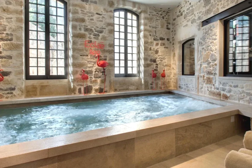 Boutique Hôtel des Remparts & Spa piscine intérieure avec spa à Aigues-Mortes