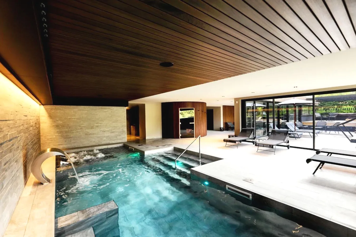 Chateau De Germigney piscine intérieure avec spa à Port-Lesney Chateau De Germigney piscine intérieure avec spa à Port-Lesney