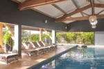 Château St Pierre de Serjac piscine intérieure avec vue et spa à Puissalicon