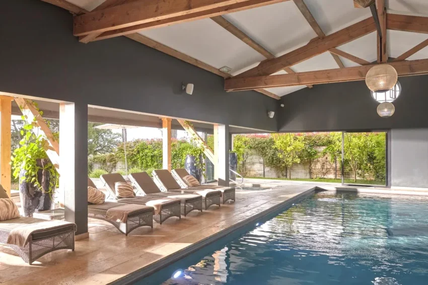 Château St Pierre de Serjac piscine intérieure avec vue et spa à Puissalicon