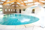 Club Vacances Bleues Domaine de Château Laval à Gréoux-les-Bains piscine intérieure chauffée avec spa