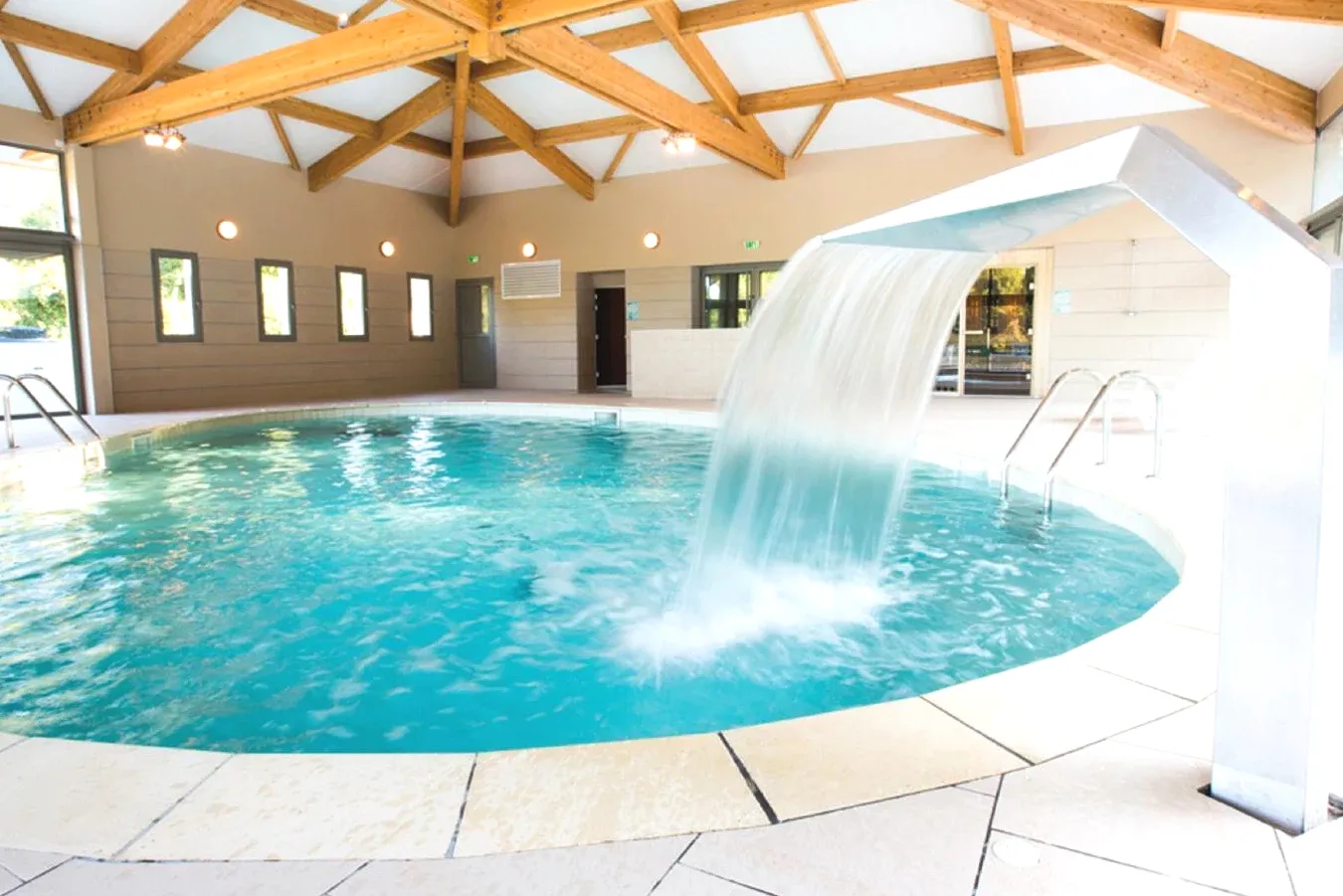Club Vacances Bleues Domaine de Château Laval à Gréoux-les-Bains piscine intérieure chauffée avec spa Club Vacances Bleues Domaine de Château Laval à Gréoux-les-Bains piscine intérieure chauffée avec spa