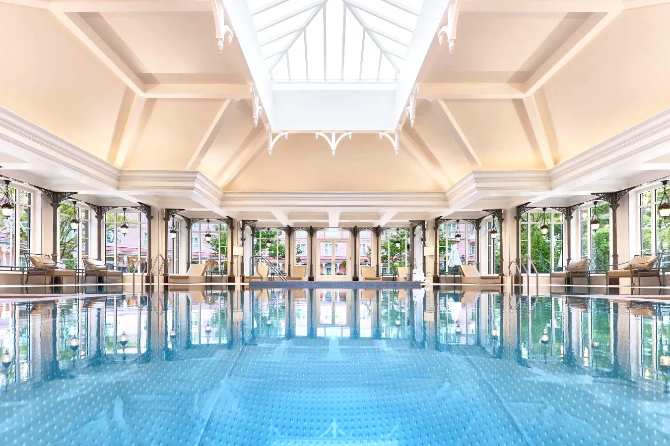 Disneyland® Hotel spa intérieur avec piscine à Chessy Disneyland® Hotel spa intérieur avec piscine à Chessy