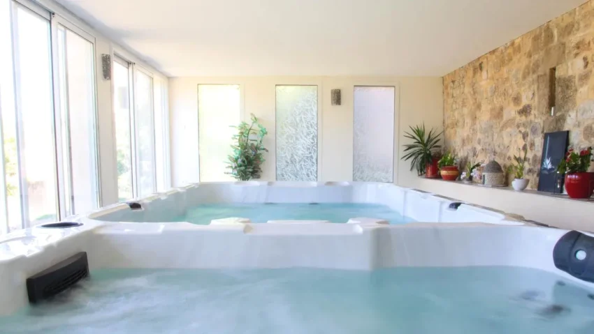 Domaine de Janis & Spa spa avec jacuzzi et piscine intérieure à Le Vigan