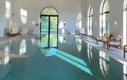 Domaine Du Roncemay - Hôtel, Restaurants, Spa & Golf à Aillant-sur-Tholon piscine intérieure chauffée avec spa
