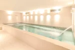 Du Côté Des Olivades espace spa avec piscine intérieure à Paradou