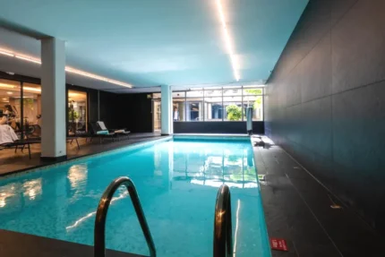 Espace bien-être avec piscine intérieure à Cannes Nemea Appart Hotel Cannes Palais