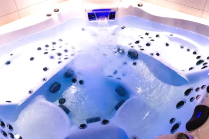 Espace bien-être avec piscine intérieure à Deauville Almoria Hôtel & SPA