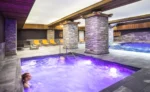 Espace bien-être avec piscine intérieure à Lanslebourg-Mont-Cenis Hôtel Saint Charles Val Cenis