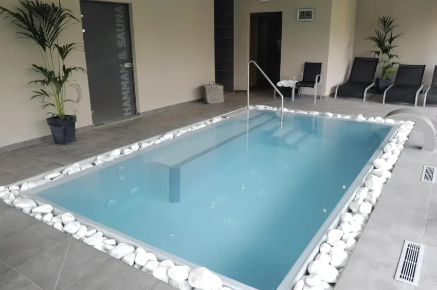 Espace bien-être avec piscine intérieure à Mittelhausen Logis Hotel Restaurant A L'Etoile