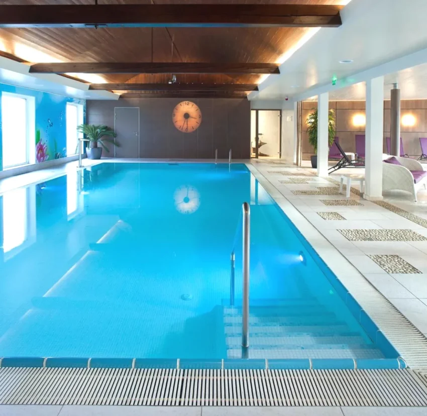 Espace bien-être avec piscine intérieure à Niederbronn-les-Bains Logis Hotel Restaurant Muller