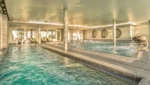 Espace bien-être avec piscine intérieure à Pléneuf-Val-André Spa Marin Du Val Andre Thalasso Resort
