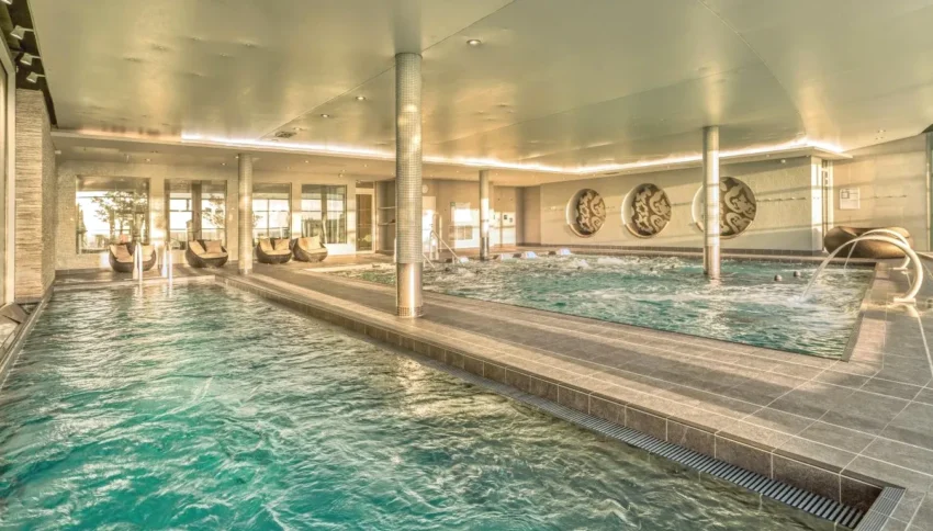 Espace bien-être avec piscine intérieure à Pléneuf-Val-André Spa Marin Du Val Andre Thalasso Resort