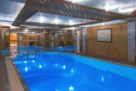 Espace bien-être avec piscine intérieure aux Gets Hôtel Le Labrador 1971