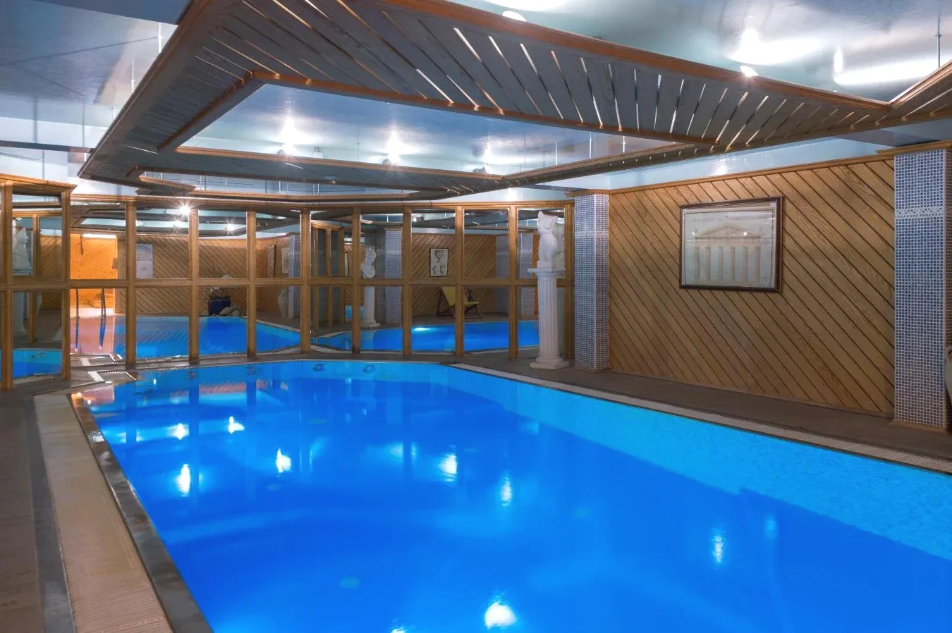 Espace bien-être avec piscine intérieure aux Gets Hôtel Le Labrador 1971 Espace bien-être avec piscine intérieure aux Gets Hôtel Le Labrador 1971
