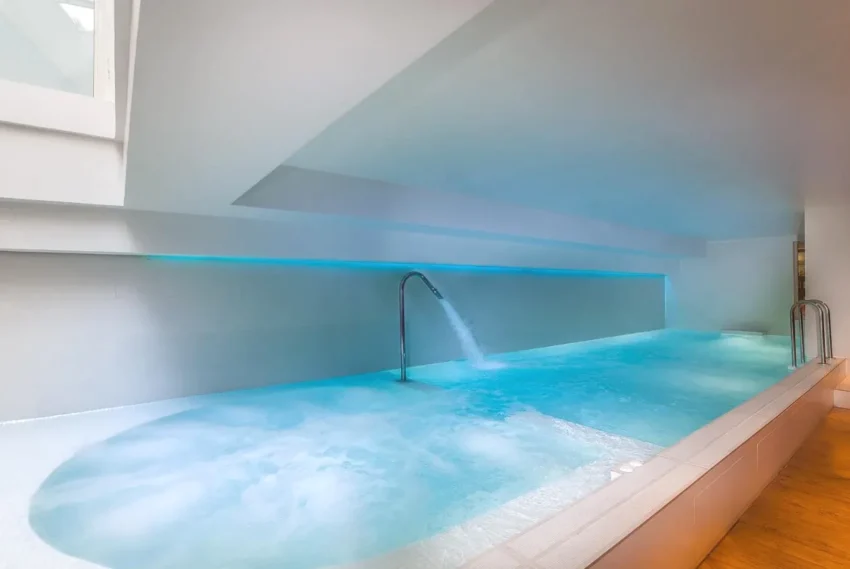 Espace bien-être avec piscine intérieure dans le quartier Carnot à Cannes Hôtel Montaigne & Spa - Cannes Centre