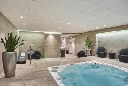 Espace spa avec piscine intérieure Appart Hotel Odalys City Paris Montmartre à Paris