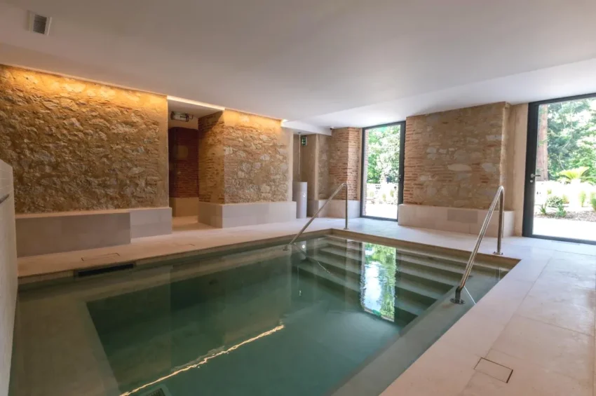 Espace spa avec piscine intérieure Château de Fiac - Luxurious Hôtel & Spa à Fiac