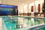 Espace spa avec piscine intérieure Hôtel Barrière le Grand Hôtel Enghien-les-Bains à Enghien-les-Bains