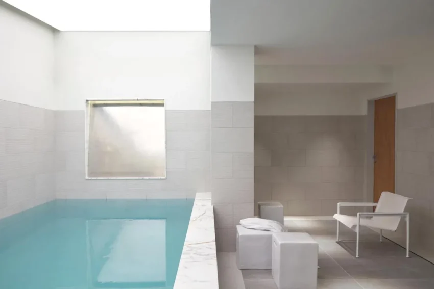 Espace spa avec piscine intérieure Hotel La Villa Saint Germain Des Prés dans le 6e arrondissement de Paris