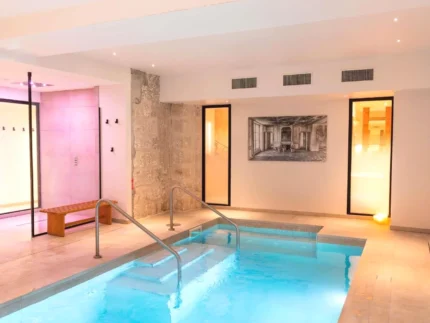 Espace spa avec piscine intérieure Hotel Mercure Parc du Coudray - Barbizon à Le Coudray-Montceaux