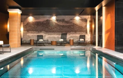 Espace spa avec piscine intérieure Hôtel & Spa Oceania Le Conti à Brest