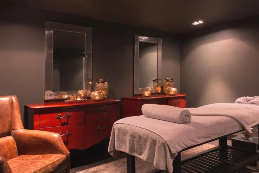 Espace spa avec piscine intérieure Hôtel Spa Vent d'Ouest dans le quartier Perret au Havre