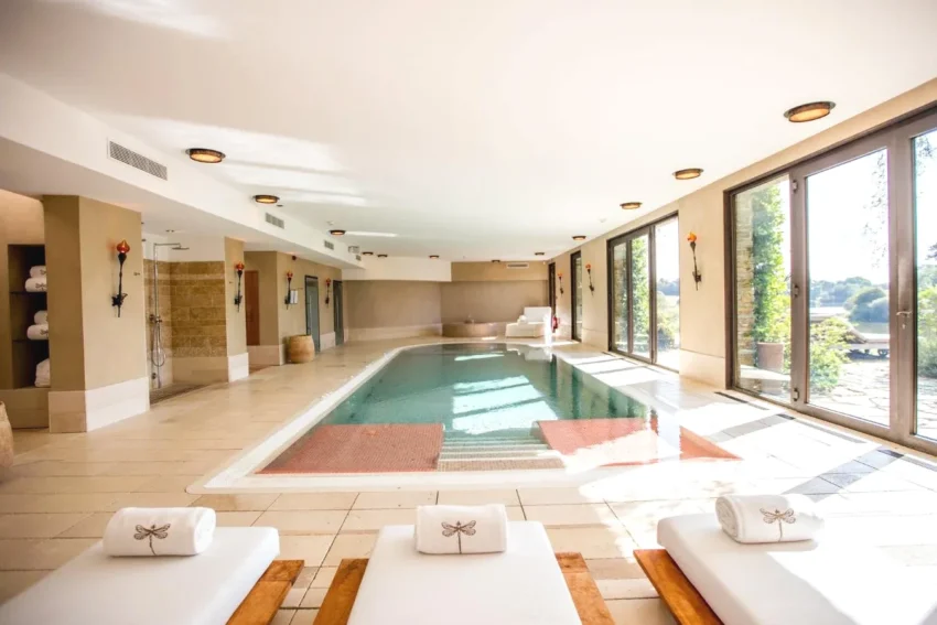 HOTEL Domaine des Etangs, Auberge Resorts Collection à Massignac piscine intérieure chauffée avec spa