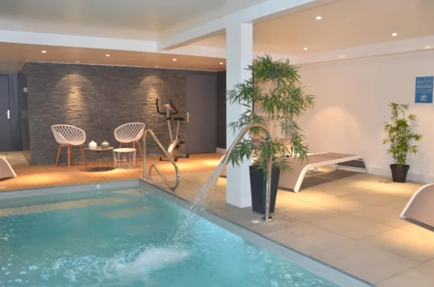 Hotel et Spa Les Cleunes Oléron à Saint-Trojan-les-Bains piscine intérieure chauffée avec spa