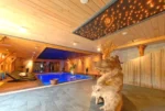 Hotel Le Rocher Blanc piscine intérieure avec spa à Albaret-Sainte-Marie