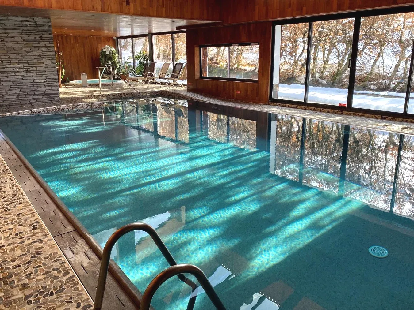 Hôtel Macchi Restaurant & Spa à Châtel piscine intérieure chauffée avec spa Hôtel Macchi Restaurant & Spa à Châtel piscine intérieure chauffée avec spa