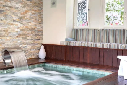 Hotel Restaurant Le Dauphin et Le Spa du Prieuré spa avec jacuzzi et piscine intérieure à Caen