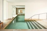Hôtel & Spa de La Bretesche piscine intérieure avec vue et spa à Missillac