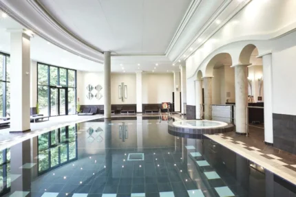 Hotel & Spa Le Pavillon à Charbonnières-les-Bains spa avec piscine intérieure