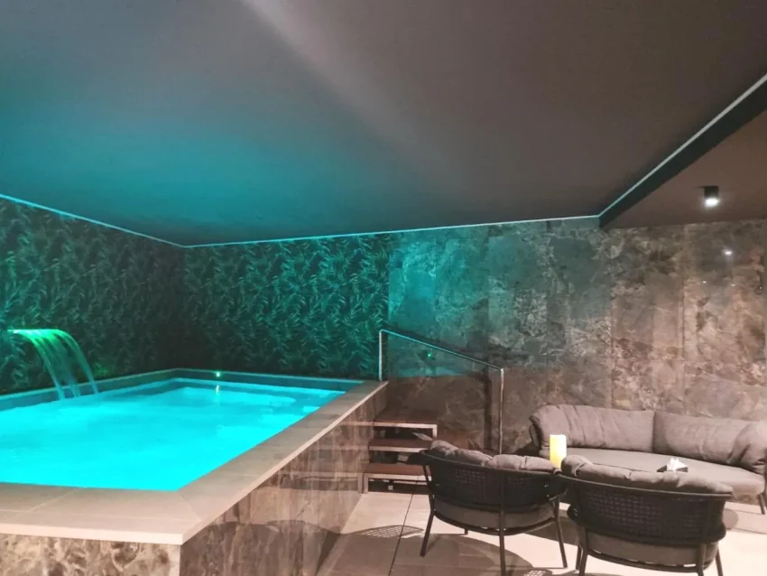 Hôtel & Spa Rocabella à L'Île-Rousse spa avec piscine intérieure
