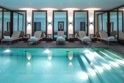 J.K. Place Paris piscine intérieure avec vue et spa dans le 7e arrondissement de Paris