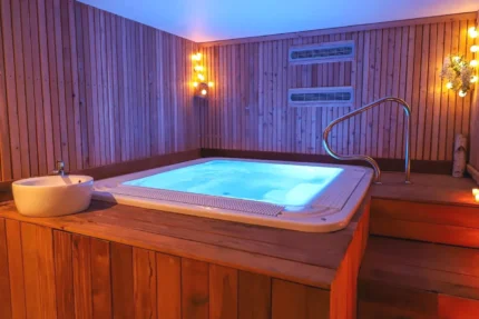 Jacuzzi Hôtel SPA Le Miel des Muses à Brive-la-Gaillarde