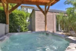 Jacuzzi Les Carmes and spa ou située au Thor
