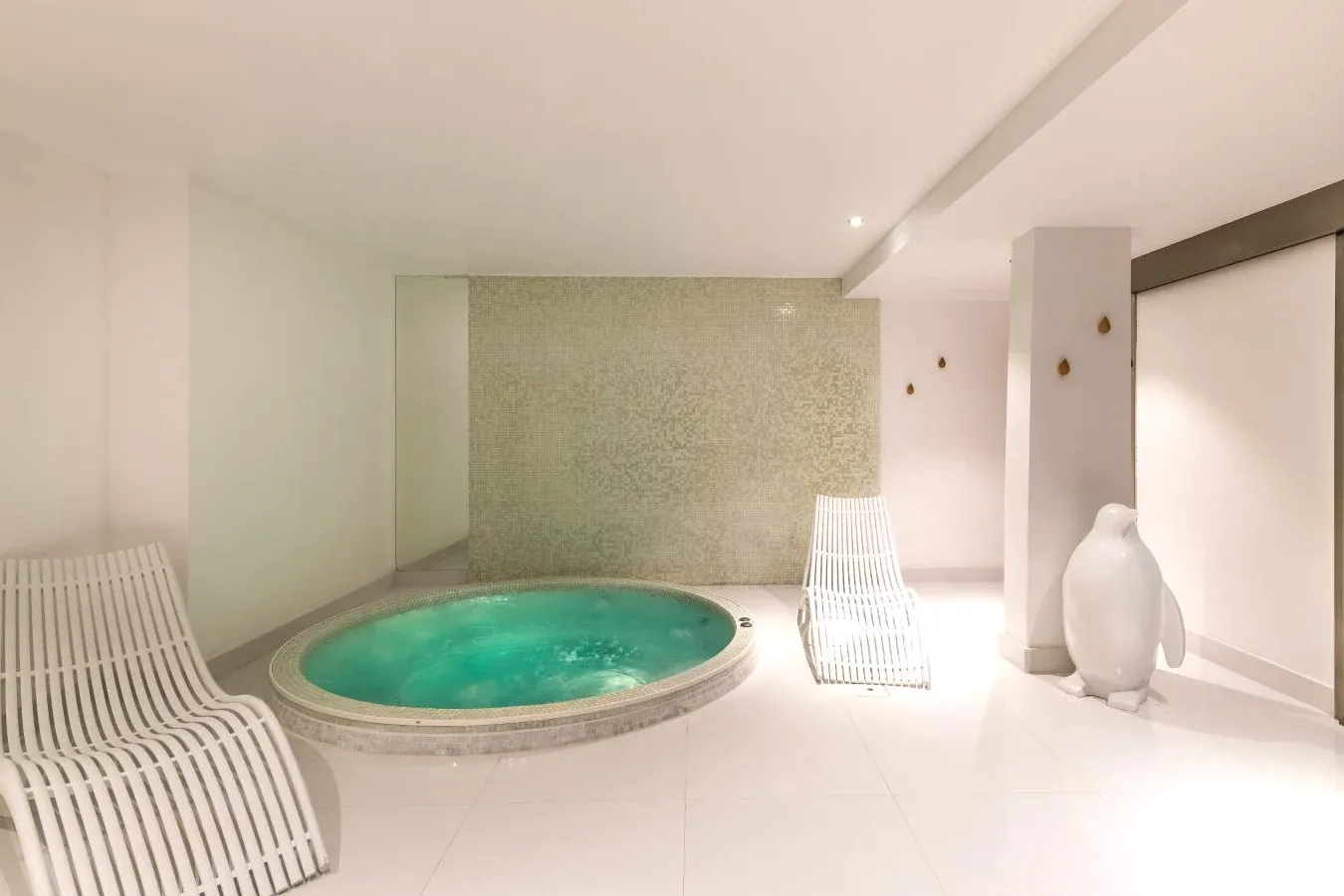 Le Chalet Blanc Hôtel & Spa spa avec jacuzzi et piscine intérieure à Montgenèvre Le Chalet Blanc Hôtel & Spa spa avec jacuzzi et piscine intérieure à Montgenèvre