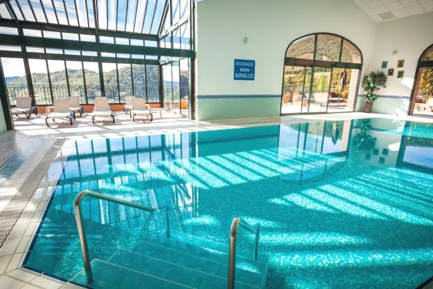 Le Domaine de Falgos Golf & Spa piscine intérieure avec vue et spa à Saint-Laurent-de-Cerdans