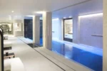 Le Narcisse Blanc piscine intérieure avec hydromassage dans le 7e arrondissement de Paris