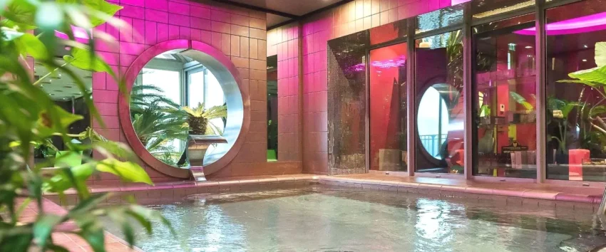 Le Stelsia Resort piscine intérieure avec hydromassage à Saint-Sylvestre-sur-Lot