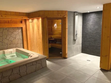 Les Reflets du Lac spa avec jacuzzi et piscine intérieure à Gérardmer