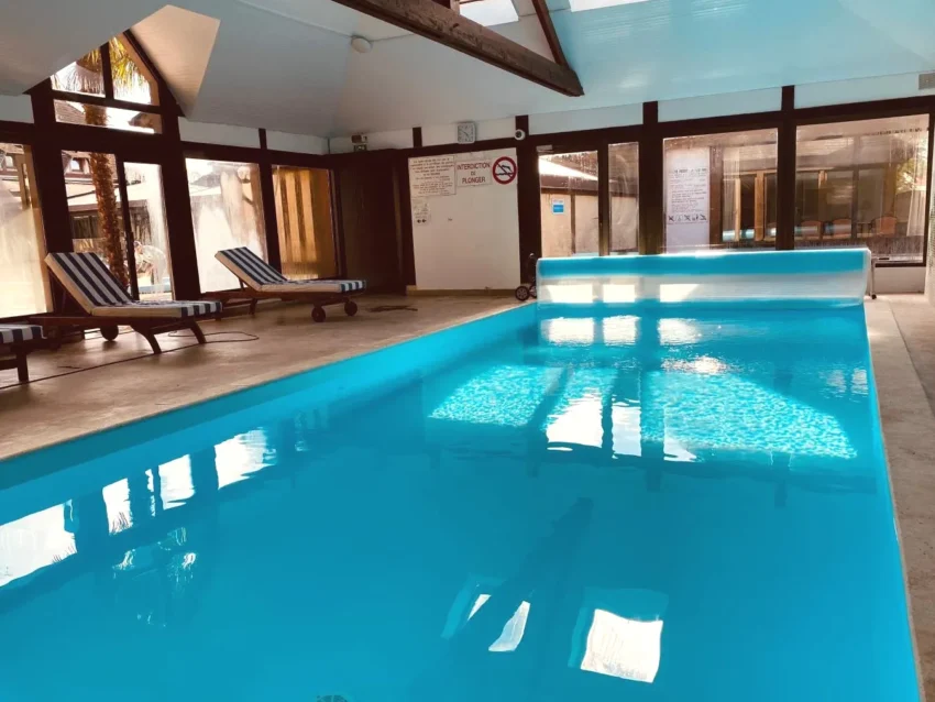 Logis Le Clos Deauville Saint Gatien piscine intérieure avec vue et spa à Saint-Gatien-des-Bois