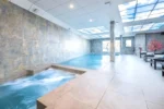 Madame Vacances Hôtel & Spa Le Mottaret piscine intérieure avec spa dans le quartier de Méribel-Mottaret