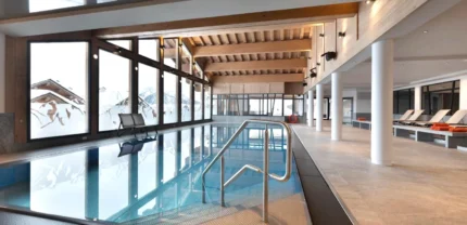 MGM Hôtels & Résidences - Hôtel Alpen Lodge piscine intérieure avec hydromassage à La Rosière
