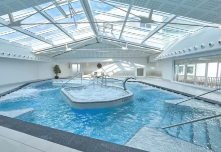 Miramar La Cigale Hotel Thalasso & Spa spa intérieur avec piscine à Arzon