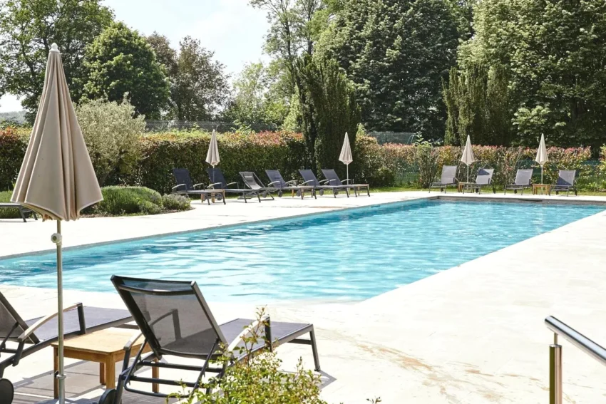 Piscine Château De Villiers-Le-Mahieu à Villiers-le-Mahieu