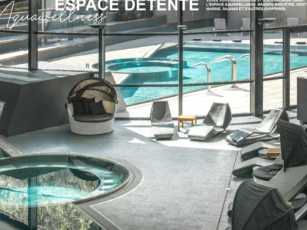 Piscine Ecrin Blanc Resort Courchevel Aquapark à Courchevel