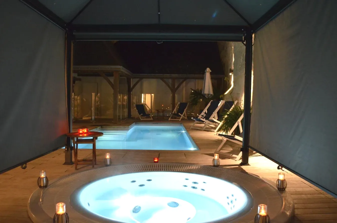 Piscine Hôtel Anne d'Anjou The Originals Collection ou située à Saumur Piscine Hôtel Anne d'Anjou The Originals Collection ou située à Saumur
